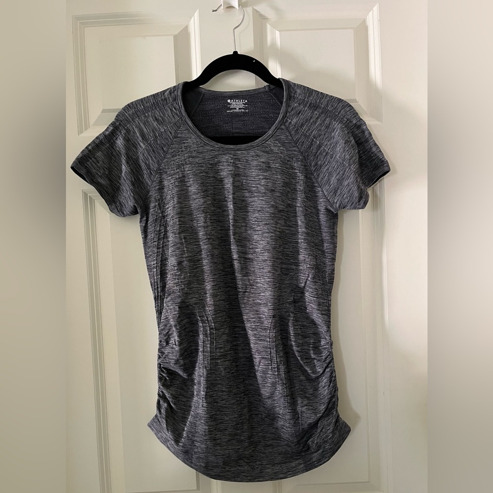ATHLETA Speedlight Short Sleeve Gray Shirt Side
Ruching odor control workout M